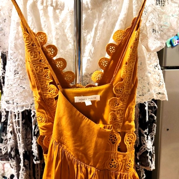 HONEY PUNCH EYELET SUNKISS DRESS 💛 YELLOW - Picture 3 of 6